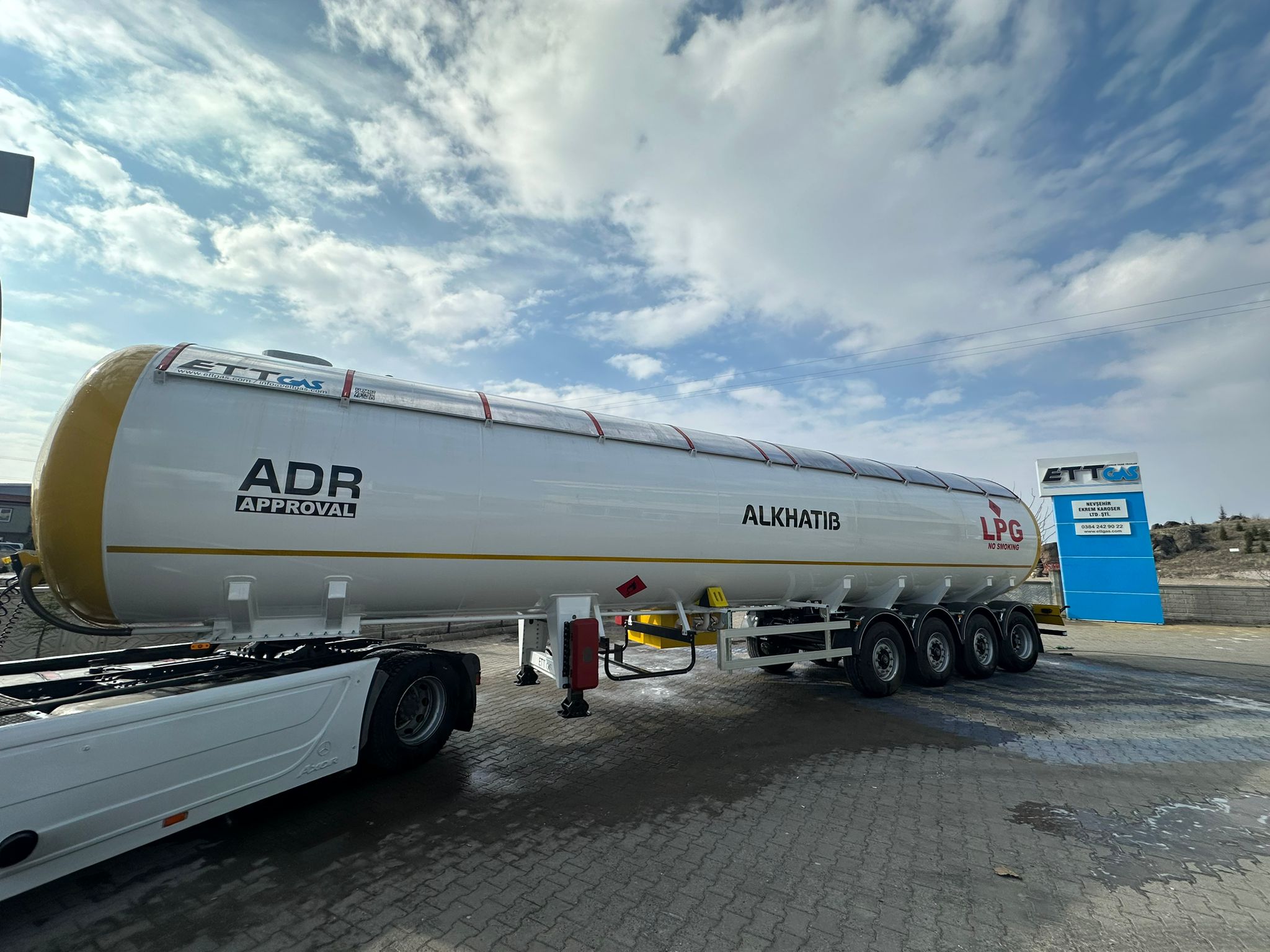 قمنا بتسليم مقطورة LPG بسعة 70 م3 مع شهادة ADR (P25BN) 4 محاور